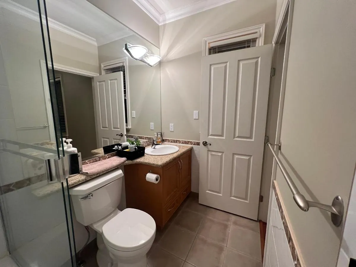 民宿 Lucky Room, A Comfortable Bedroom With Private Bathroom Close To Yvr 列治文