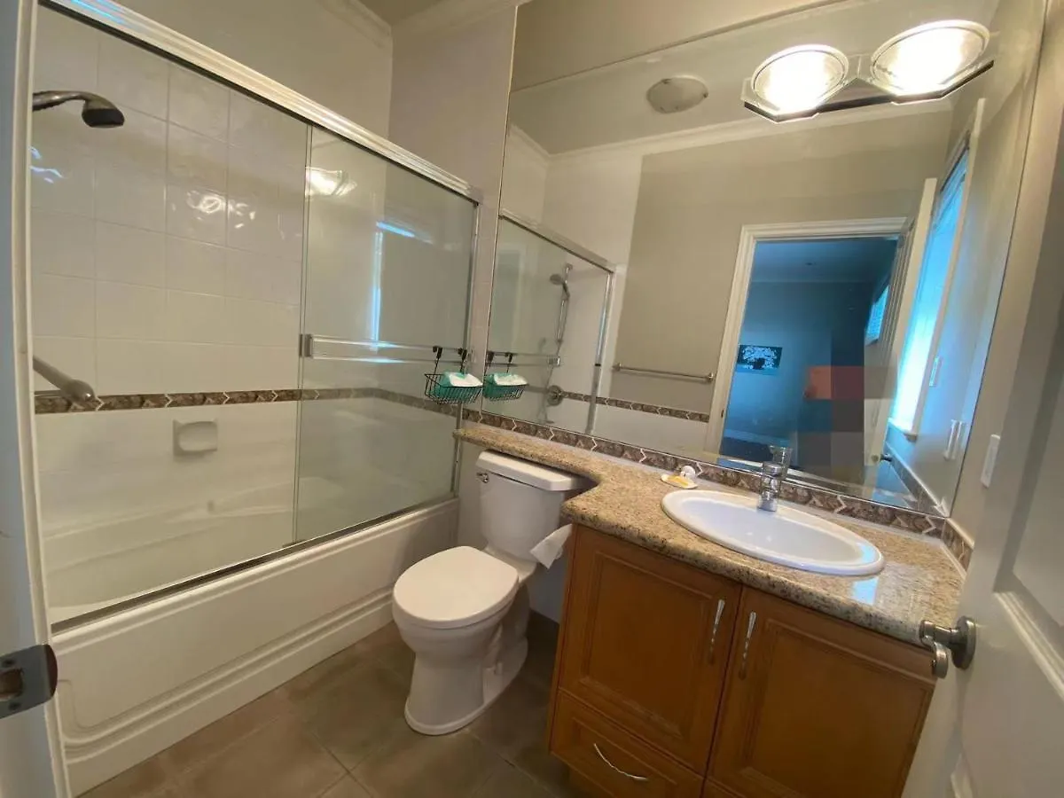 Lucky Room, A Comfortable Bedroom With Private Bathroom Close To Yvr 列治文